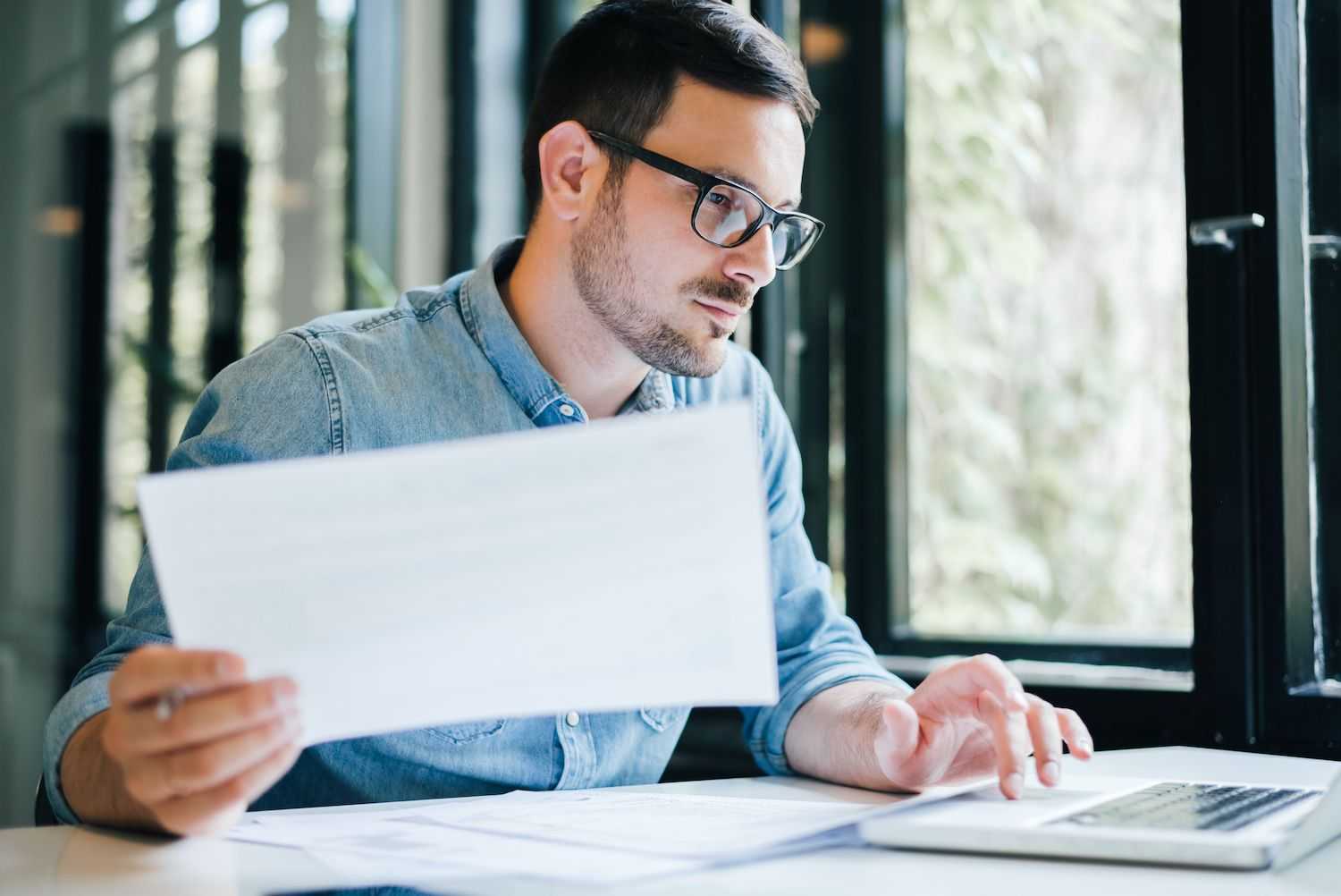 Mężczyzna pracujący z programem crm dla biura nieruchomości